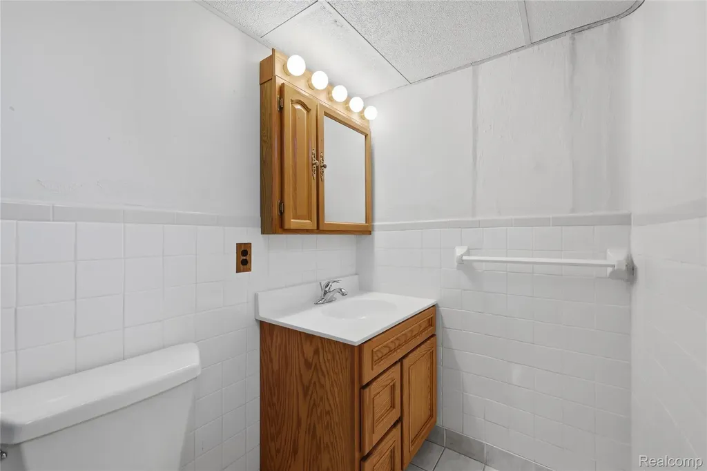 348 Sonia Avenue Madison Heights City MI 48071