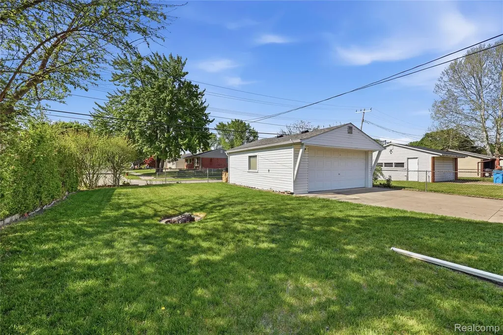 348 Sonia Avenue Madison Heights City MI 48071