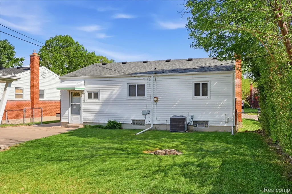 348 Sonia Avenue Madison Heights City MI 48071