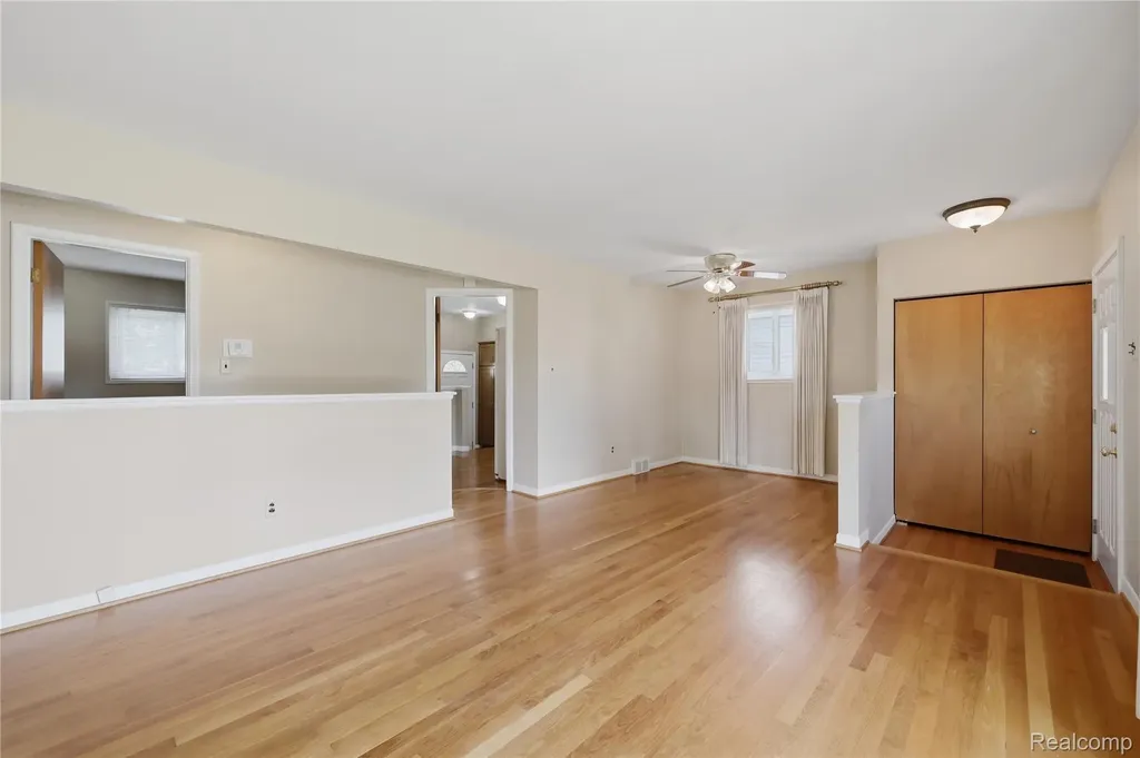 348 Sonia Avenue Madison Heights City MI 48071