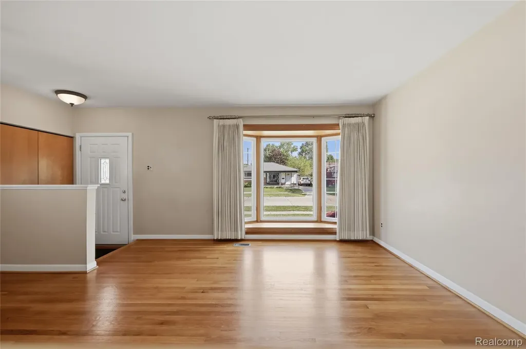 348 Sonia Avenue Madison Heights City MI 48071