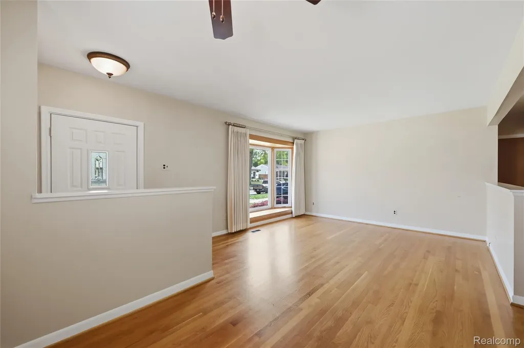348 Sonia Avenue Madison Heights City MI 48071