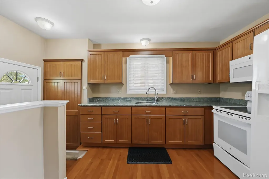 348 Sonia Avenue Madison Heights City MI 48071