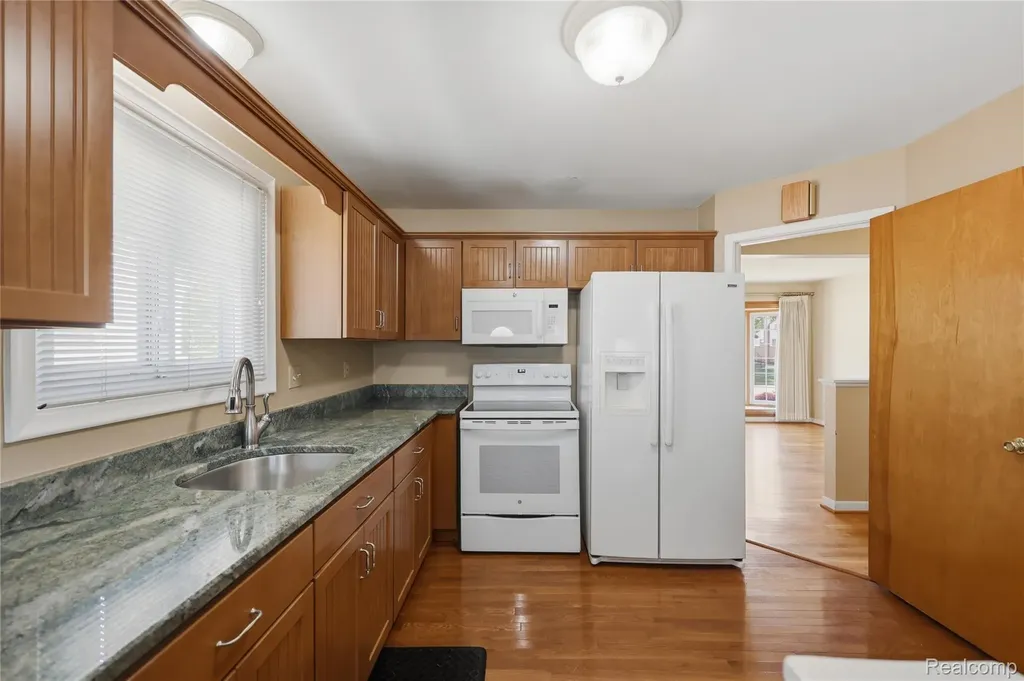 348 Sonia Avenue Madison Heights City MI 48071