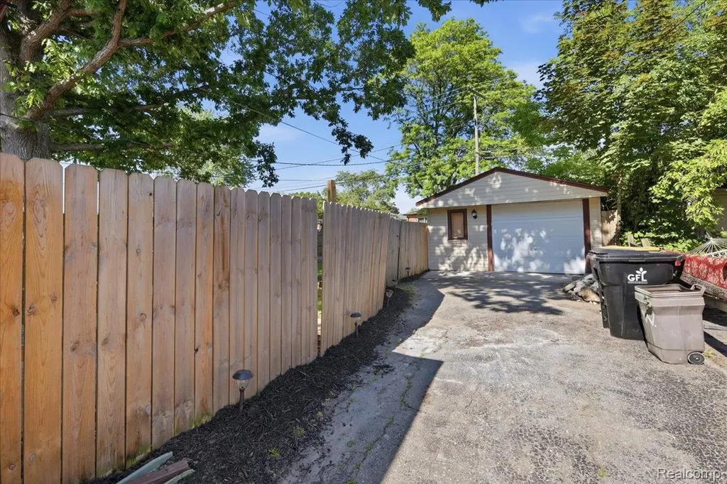 22771 Purdue Avenue Farmington Hills City MI 48336