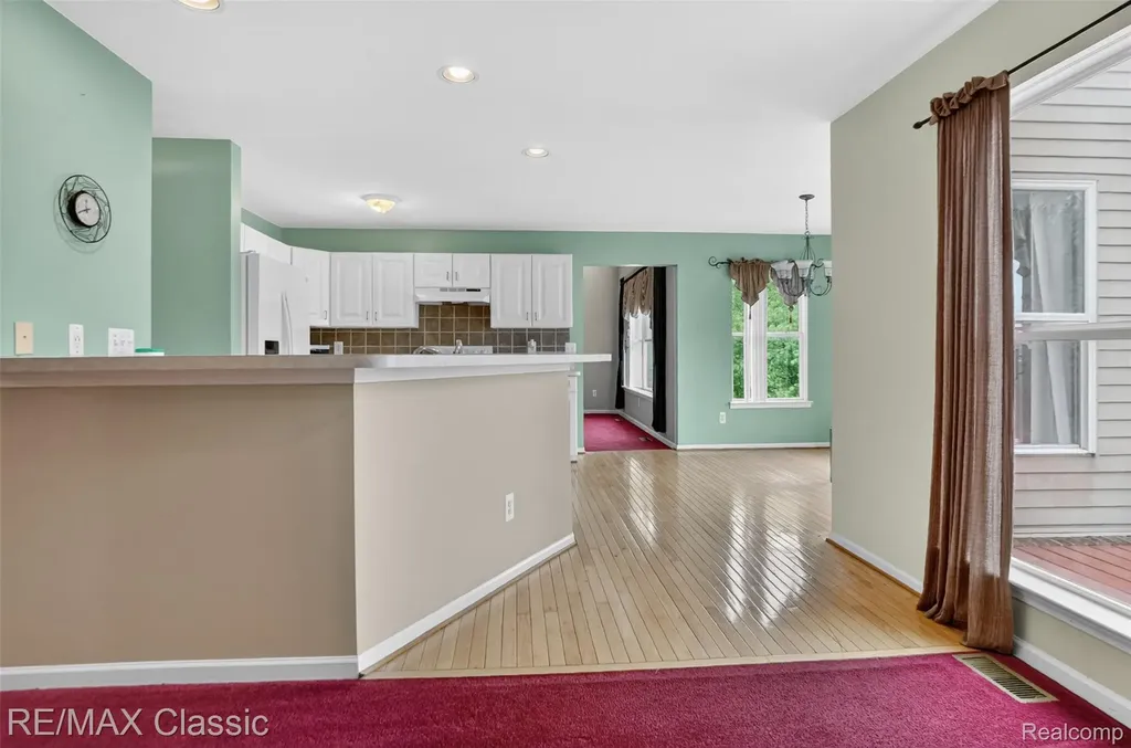 1953 Twin Sun Circle Walled Lake City MI 48390