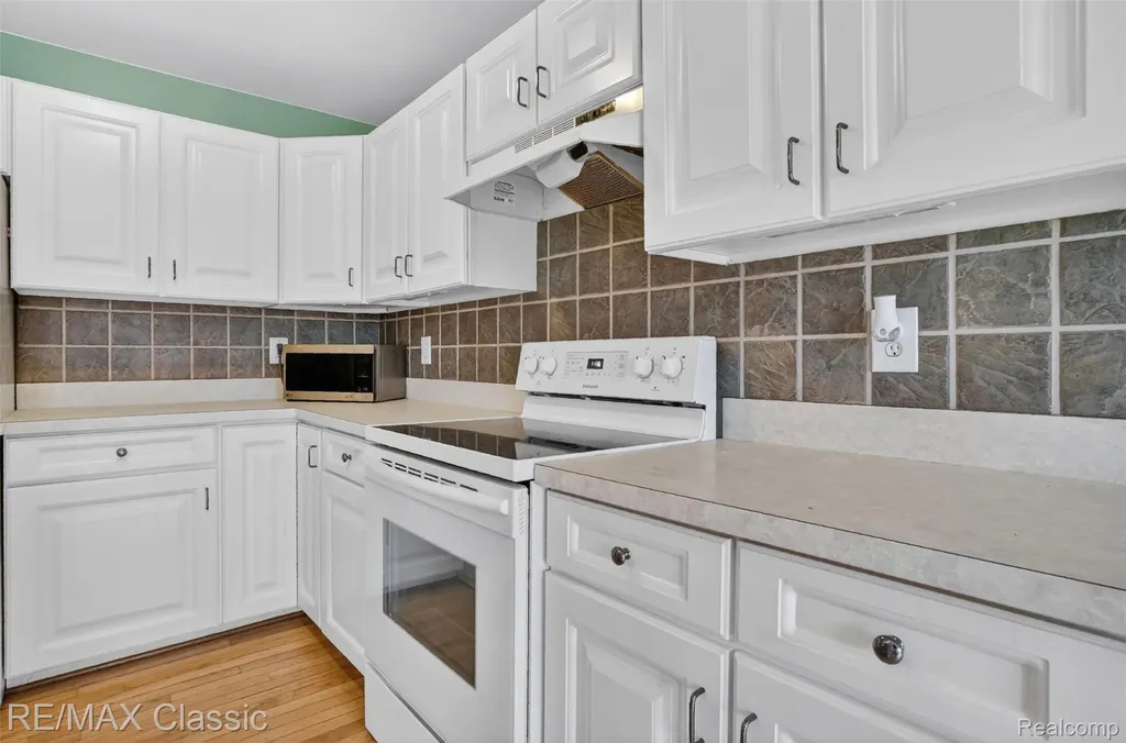 1953 Twin Sun Circle Walled Lake City MI 48390