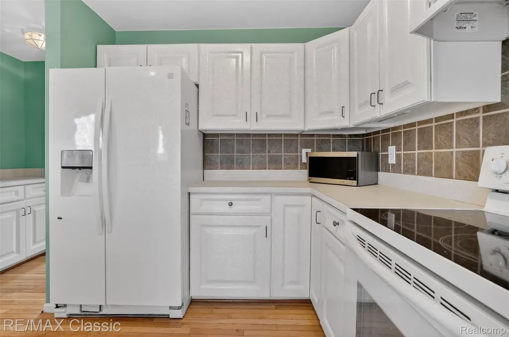 1953 Twin Sun Circle Walled Lake City MI 48390