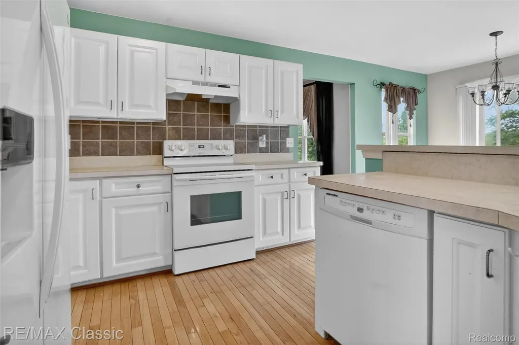 1953 Twin Sun Circle Walled Lake City MI 48390