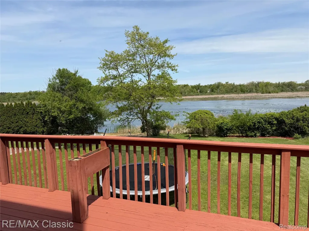1953 Twin Sun Circle Walled Lake City MI 48390