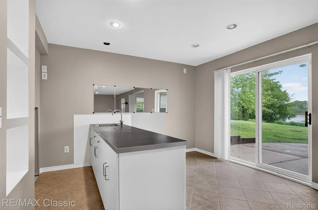 1953 Twin Sun Circle Walled Lake City MI 48390