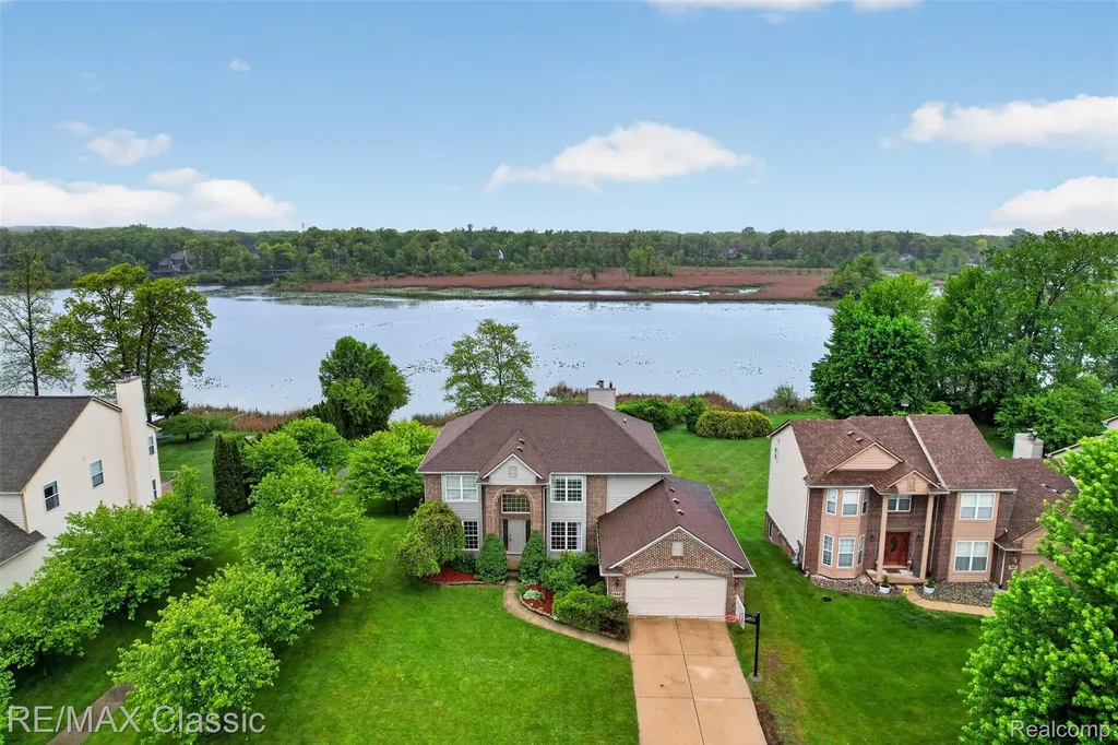 1953 Twin Sun Circle Walled Lake City MI 48390