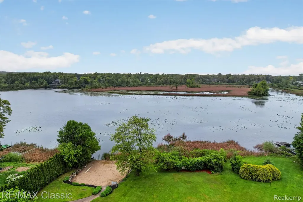1953 Twin Sun Circle Walled Lake City MI 48390