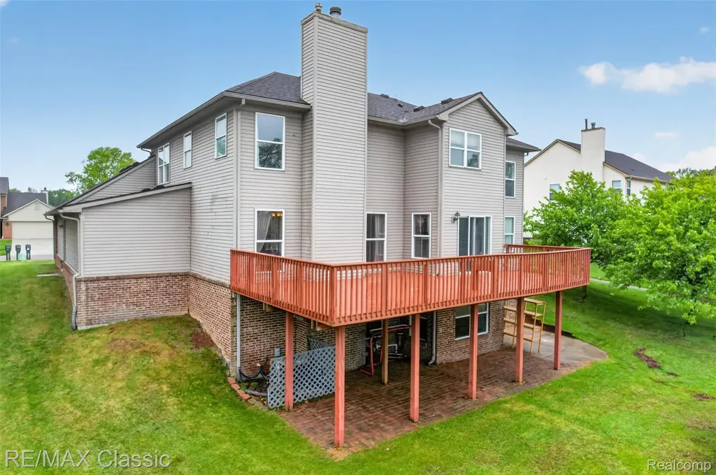 1953 Twin Sun Circle Walled Lake City MI 48390