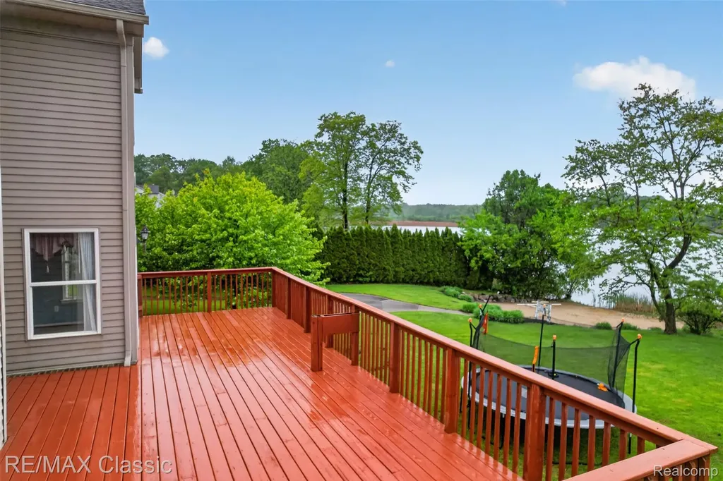 1953 Twin Sun Circle Walled Lake City MI 48390