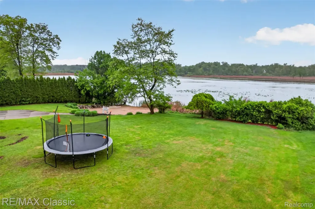 1953 Twin Sun Circle Walled Lake City MI 48390