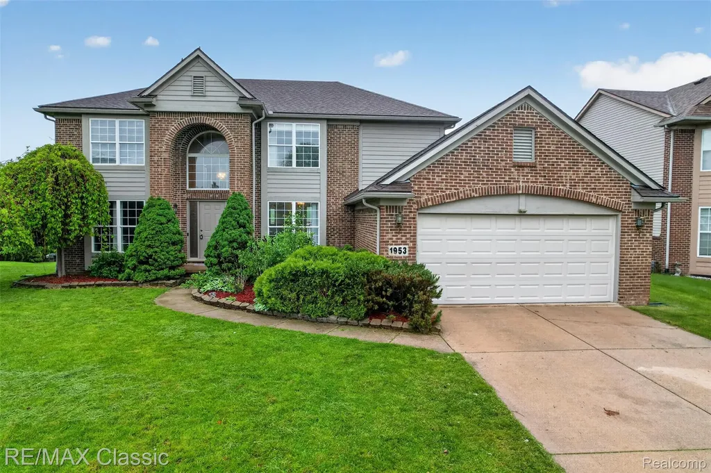 1953 Twin Sun Circle Walled Lake City MI 48390