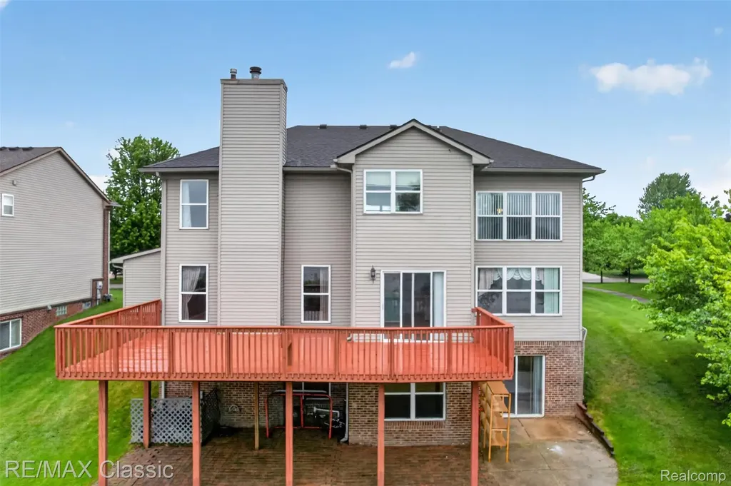 1953 Twin Sun Circle Walled Lake City MI 48390