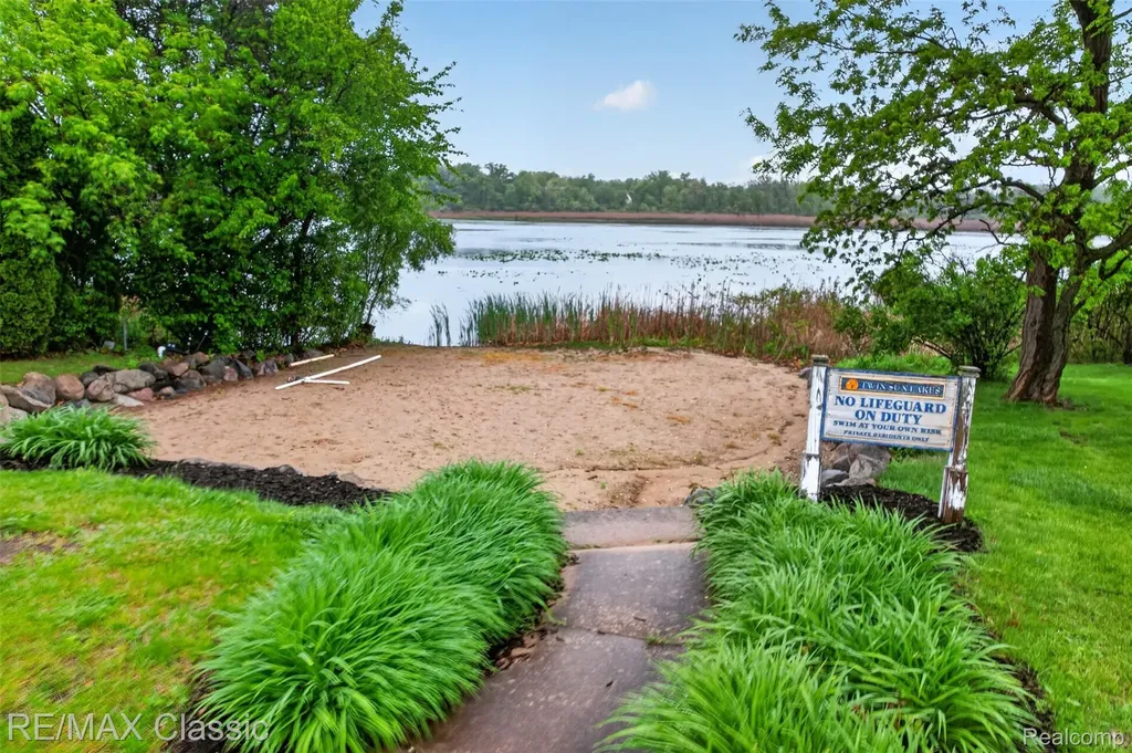 1953 Twin Sun Circle Walled Lake City MI 48390