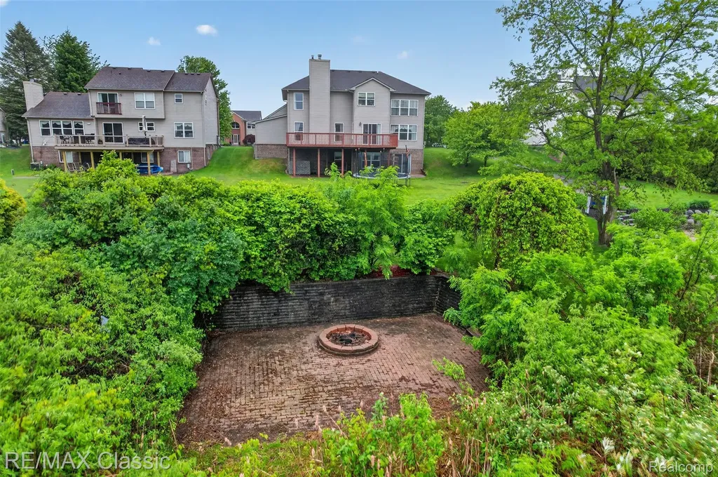 1953 Twin Sun Circle Walled Lake City MI 48390