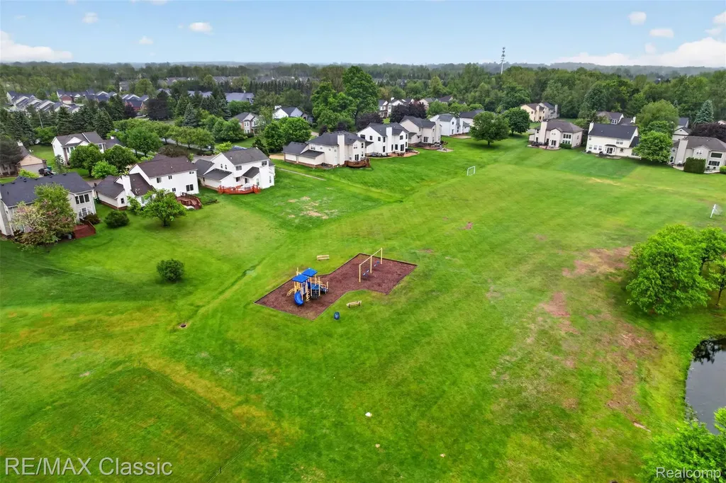 1953 Twin Sun Circle Walled Lake City MI 48390