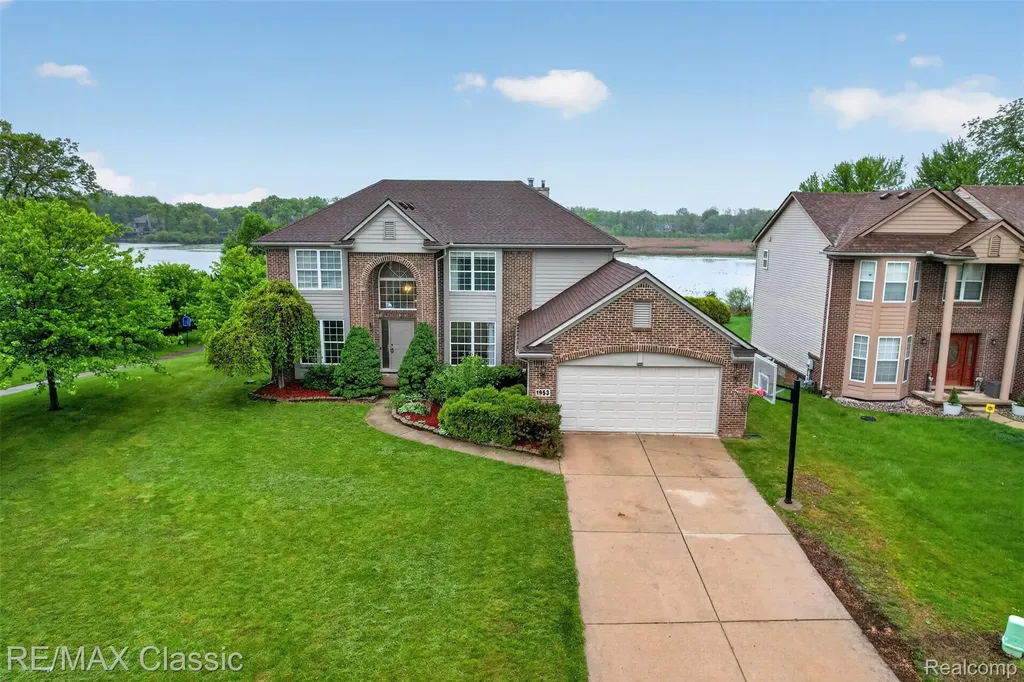 1953 Twin Sun Circle Walled Lake City MI 48390