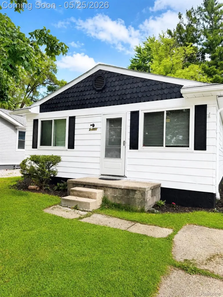 21550 Poinciana Street Southfield City MI 48033