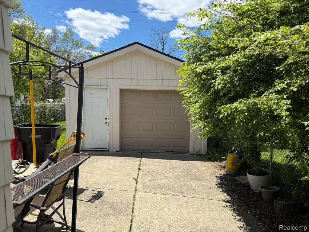 22017 Seminole Street Southfield City MI 48033