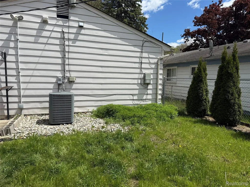 22017 Seminole Street Southfield City MI 48033