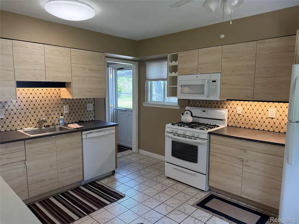 22017 Seminole Street Southfield City MI 48033