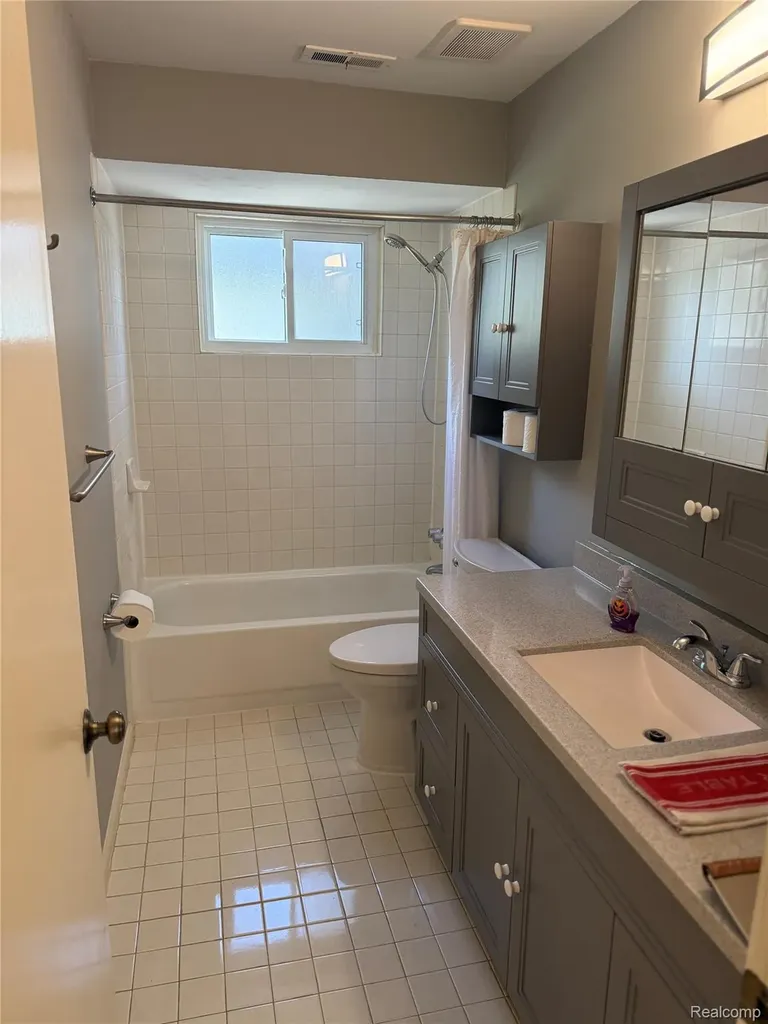 22017 Seminole Street Southfield City MI 48033