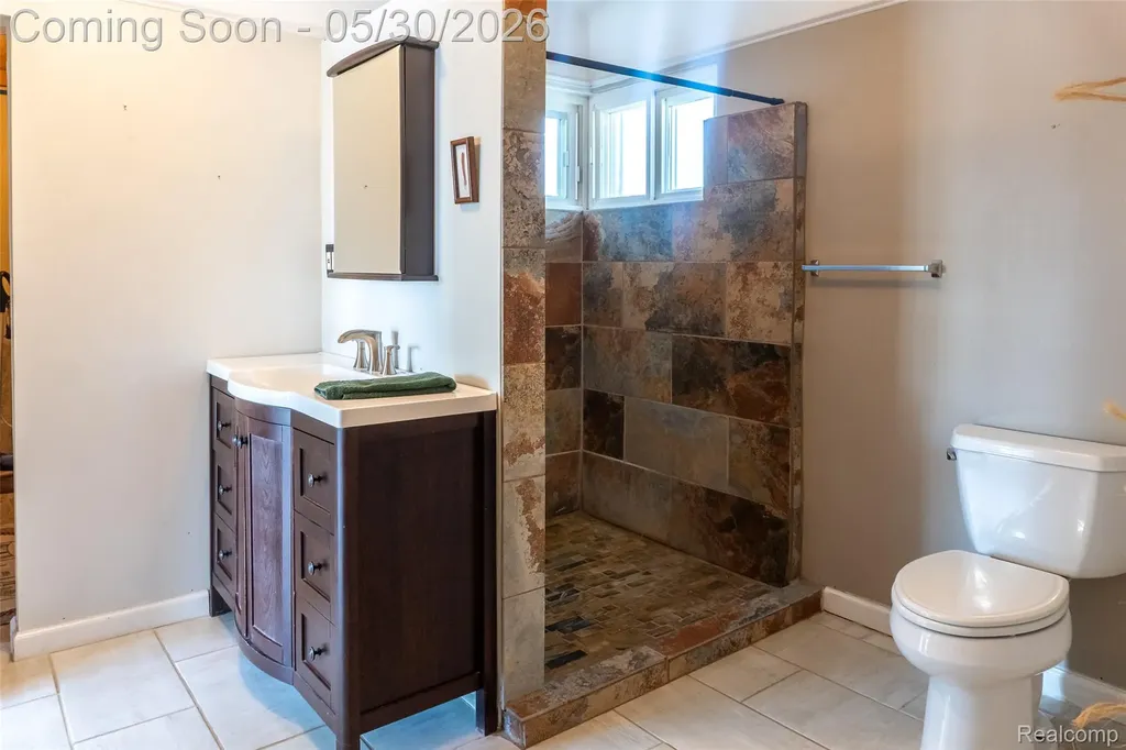 2082 Kingston Street White Lake Charter Township MI 48386