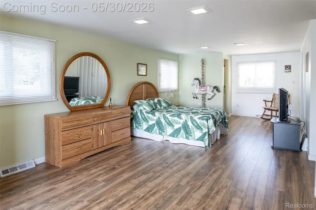 2082 Kingston Street White Lake Charter Township MI 48386
