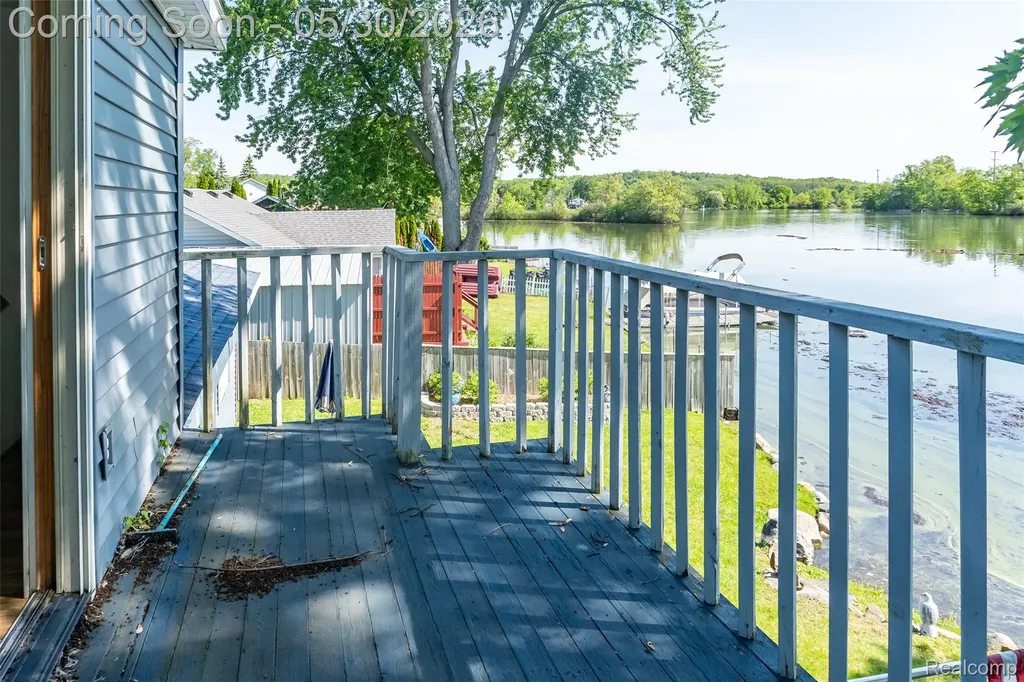 2082 Kingston Street White Lake Charter Township MI 48386