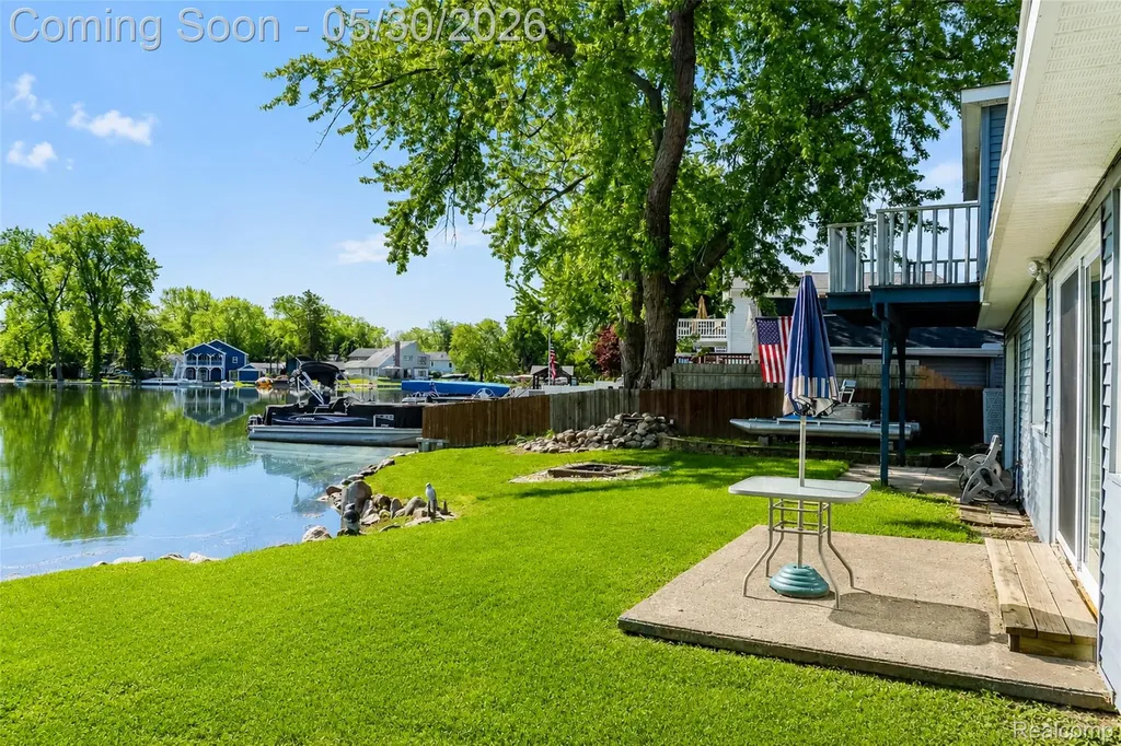 2082 Kingston Street White Lake Charter Township MI 48386