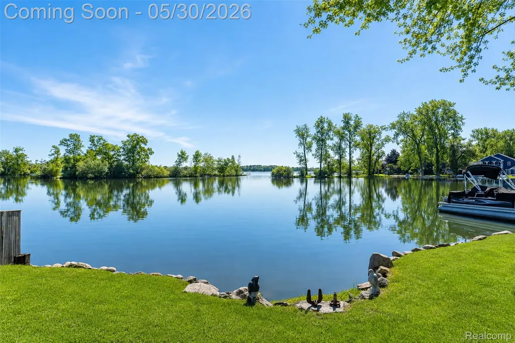 2082 Kingston Street White Lake Charter Township MI 48386
