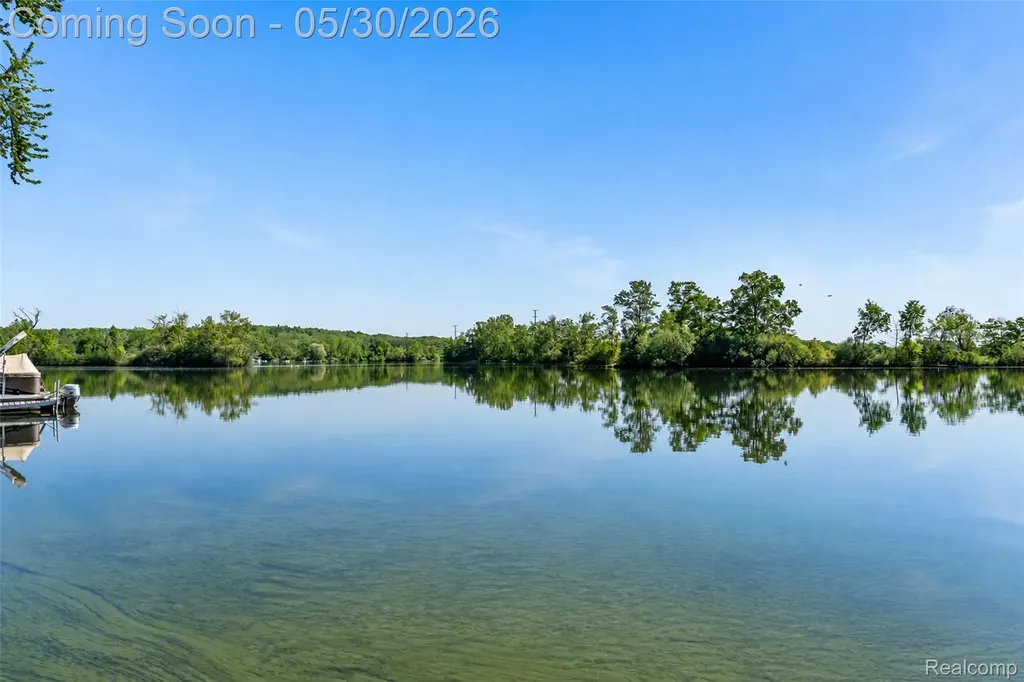 2082 Kingston Street White Lake Charter Township MI 48386
