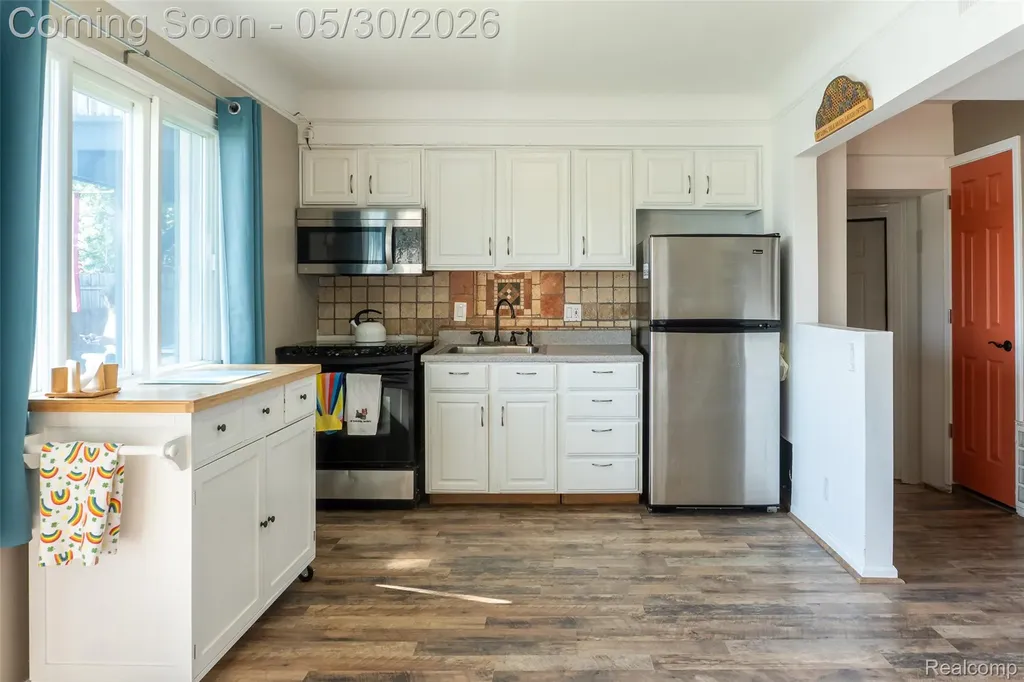 2082 Kingston Street White Lake Charter Township MI 48386
