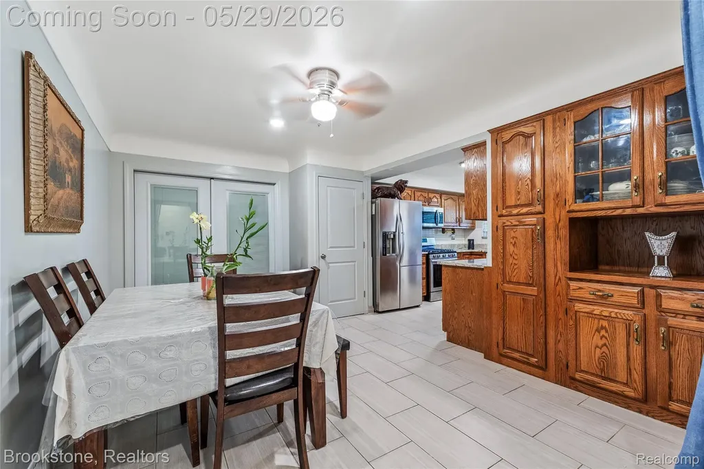 6921 Robindale Avenue Dearborn Heights City MI 48127