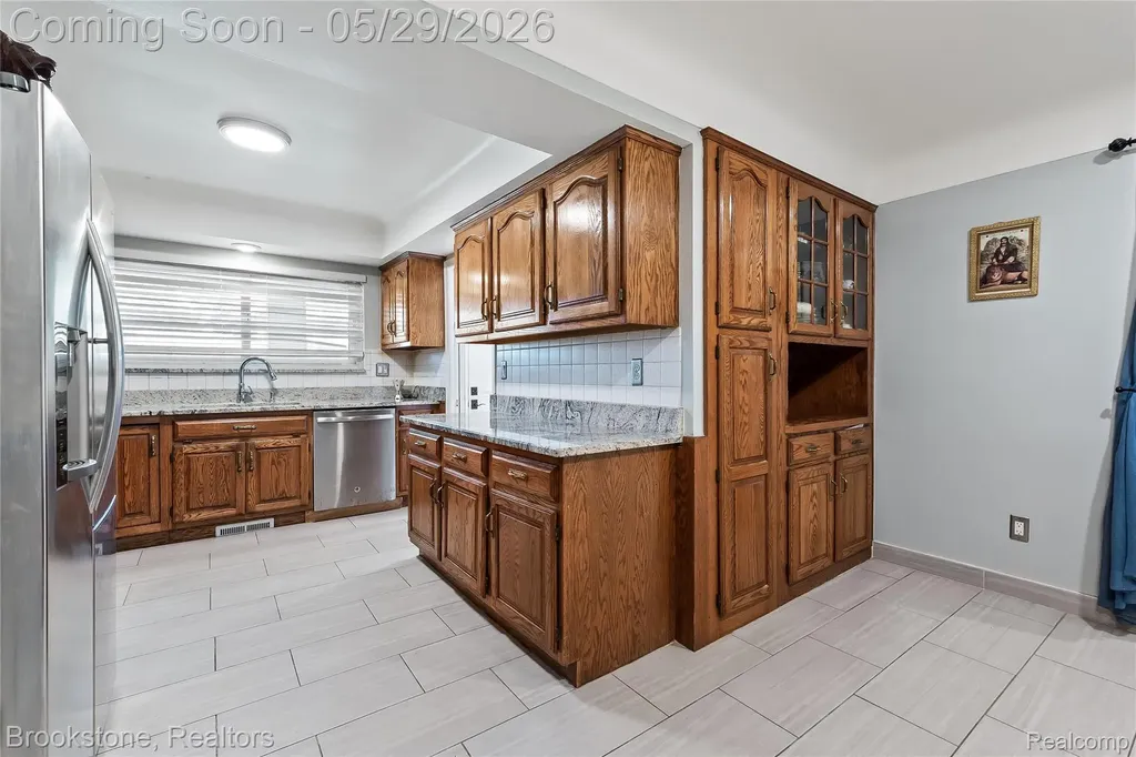 6921 Robindale Avenue Dearborn Heights City MI 48127
