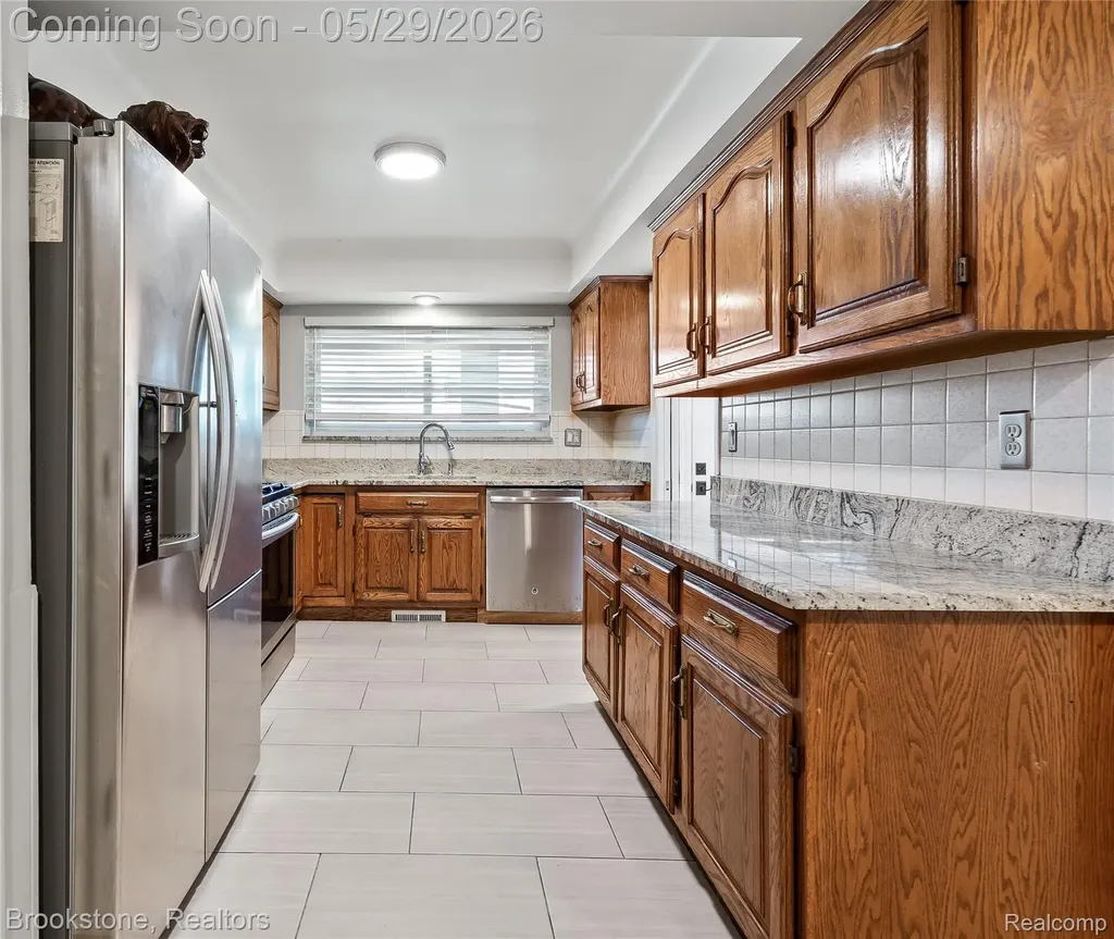 6921 Robindale Avenue Dearborn Heights City MI 48127