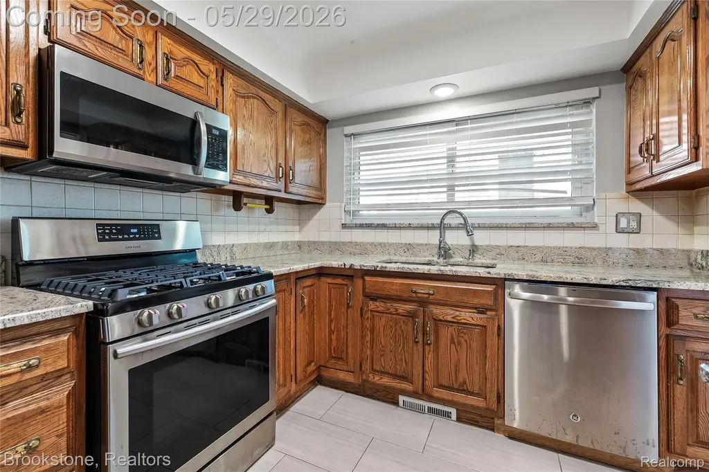 6921 Robindale Avenue Dearborn Heights City MI 48127