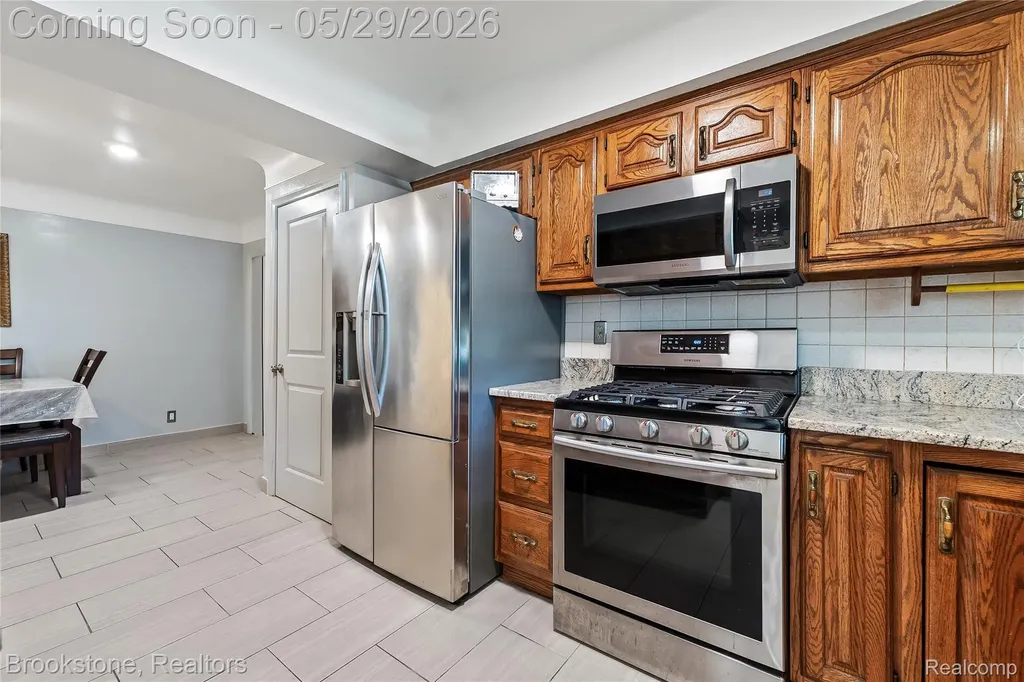 6921 Robindale Avenue Dearborn Heights City MI 48127