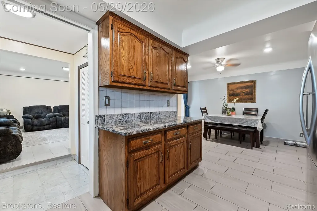 6921 Robindale Avenue Dearborn Heights City MI 48127