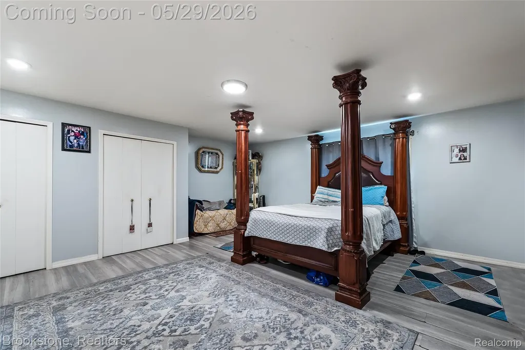 6921 Robindale Avenue Dearborn Heights City MI 48127