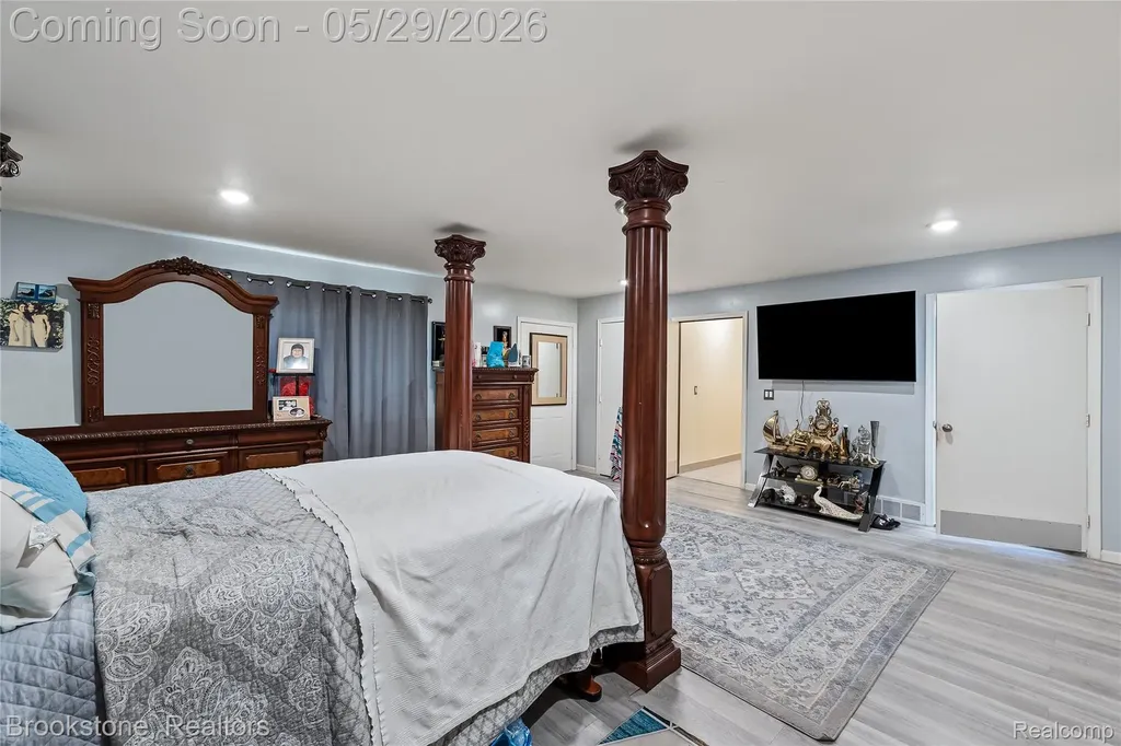 6921 Robindale Avenue Dearborn Heights City MI 48127