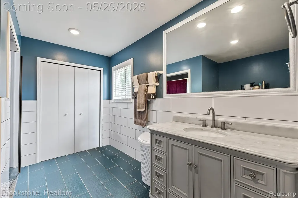 6921 Robindale Avenue Dearborn Heights City MI 48127