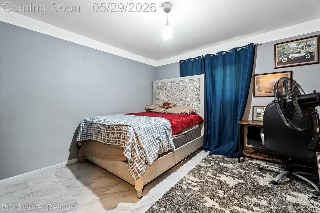 6921 Robindale Avenue Dearborn Heights City MI 48127