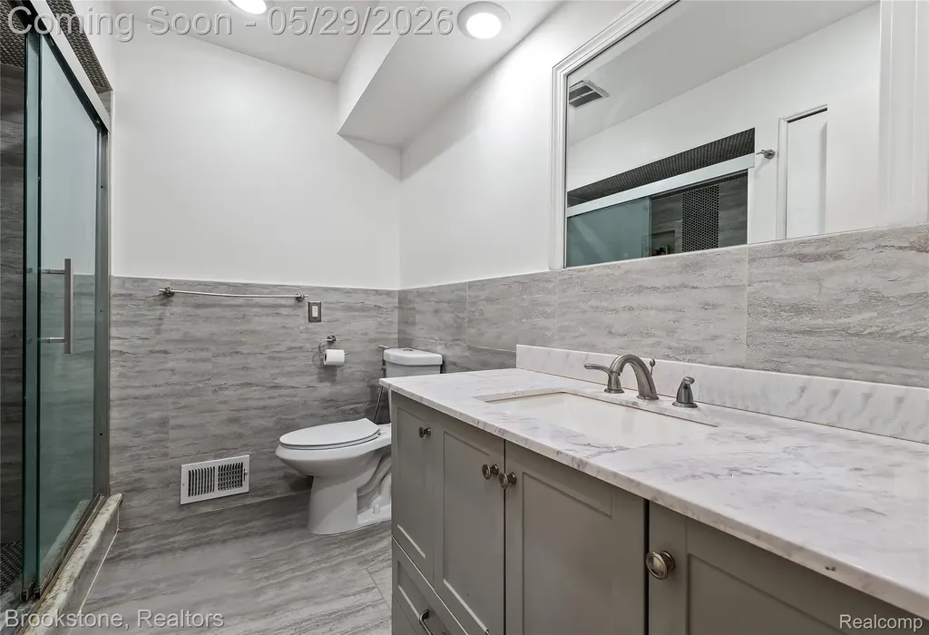 6921 Robindale Avenue Dearborn Heights City MI 48127