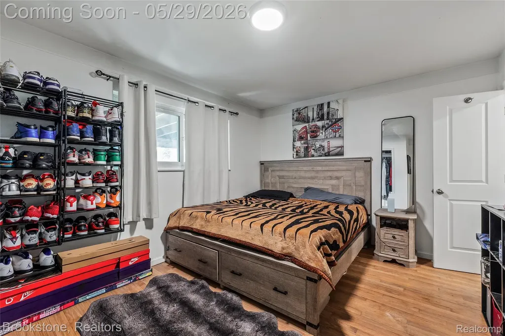 6921 Robindale Avenue Dearborn Heights City MI 48127